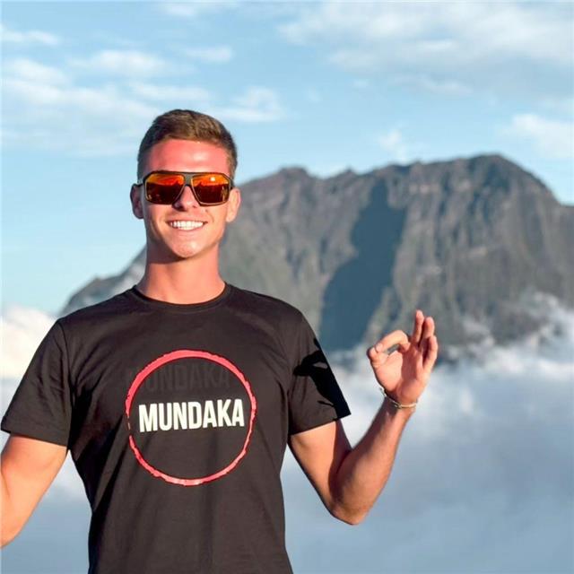 Chasing horizons and epic catches with @mundakaoptic 🌊🕶️ 📸: @lilou.valero takes on the adventure, bringing out the vibrancy of life, whether on land or at sea. Gear up with the style that matches the intensity of your adventures. Catch the moment, live the adventure.  #mundakaoptic #lifeinfocus